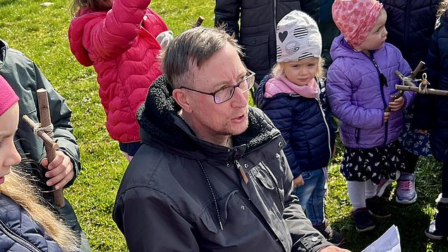 Clemens Wrede wird von den Kindern verabschiedet - Foto: Thomas Reimer