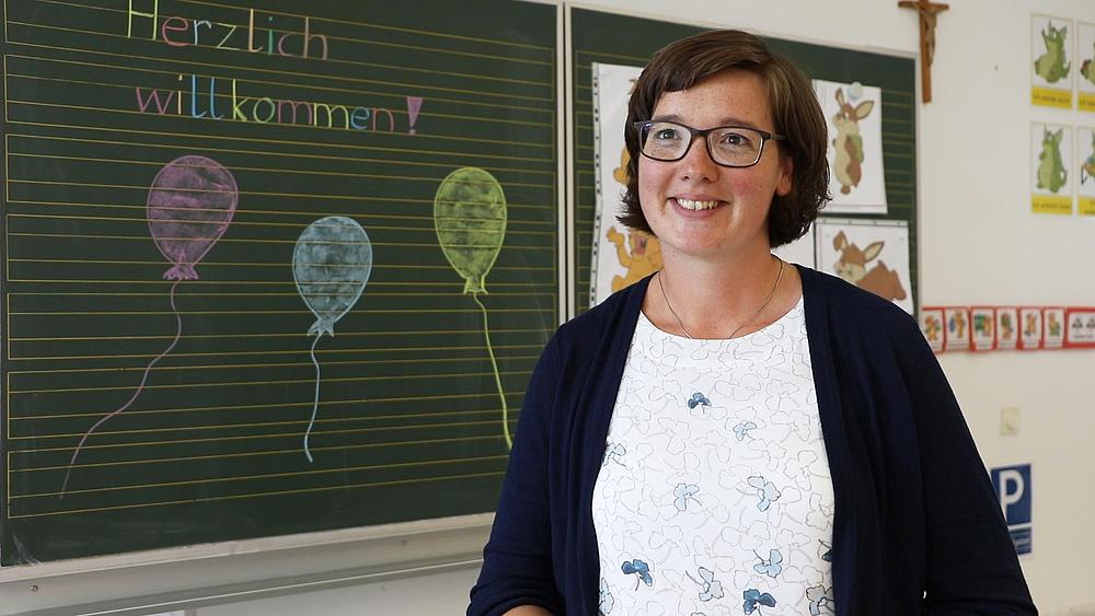 "Hier gehts zum Video: Gottesdienst, Schule und Seelsorge: Die Arbeit von Gemeindereferentin Claudia Kühnlein". pde-Foto: Johannes Heim
