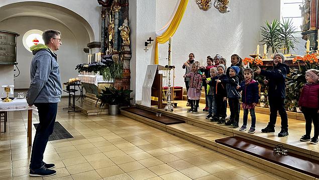 Kinder bedanken sich bei Clemens Wrede - Foto: Thomas Reimer