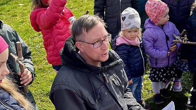 Clemens Wrede wird von den Kindern verabschiedet - Foto: Thomas Reimer