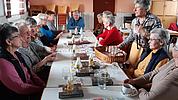 Pfarrer Roland Seger bedankt sich bei den fleißigen Helferinnen - Foto: Jutta Spille