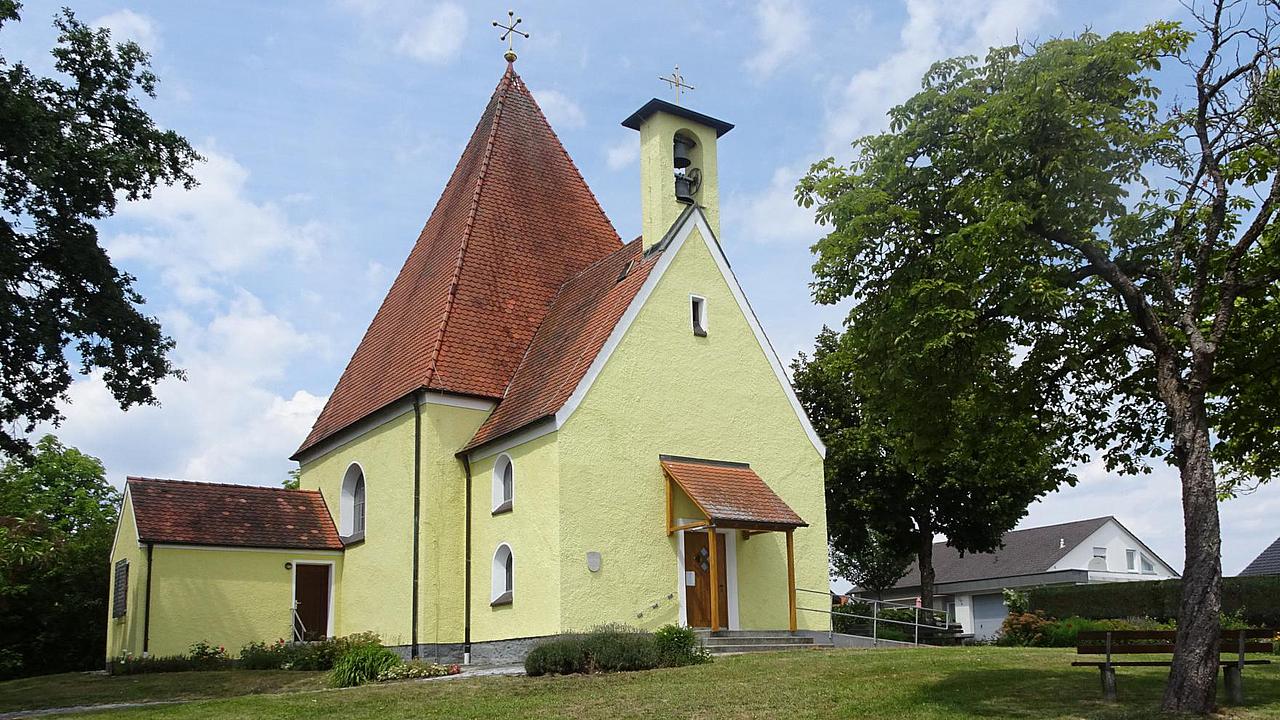 Wallfahrtskirche "Dreimal wunderbare Mutter" bei schönem Wetter in Ritterhof