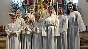 Pfarrer Albert Ott mit den fünf neuen Ministranten und dem Vorbereitungsteam vor dem Altar in der Pfarrkirche Sank Martin