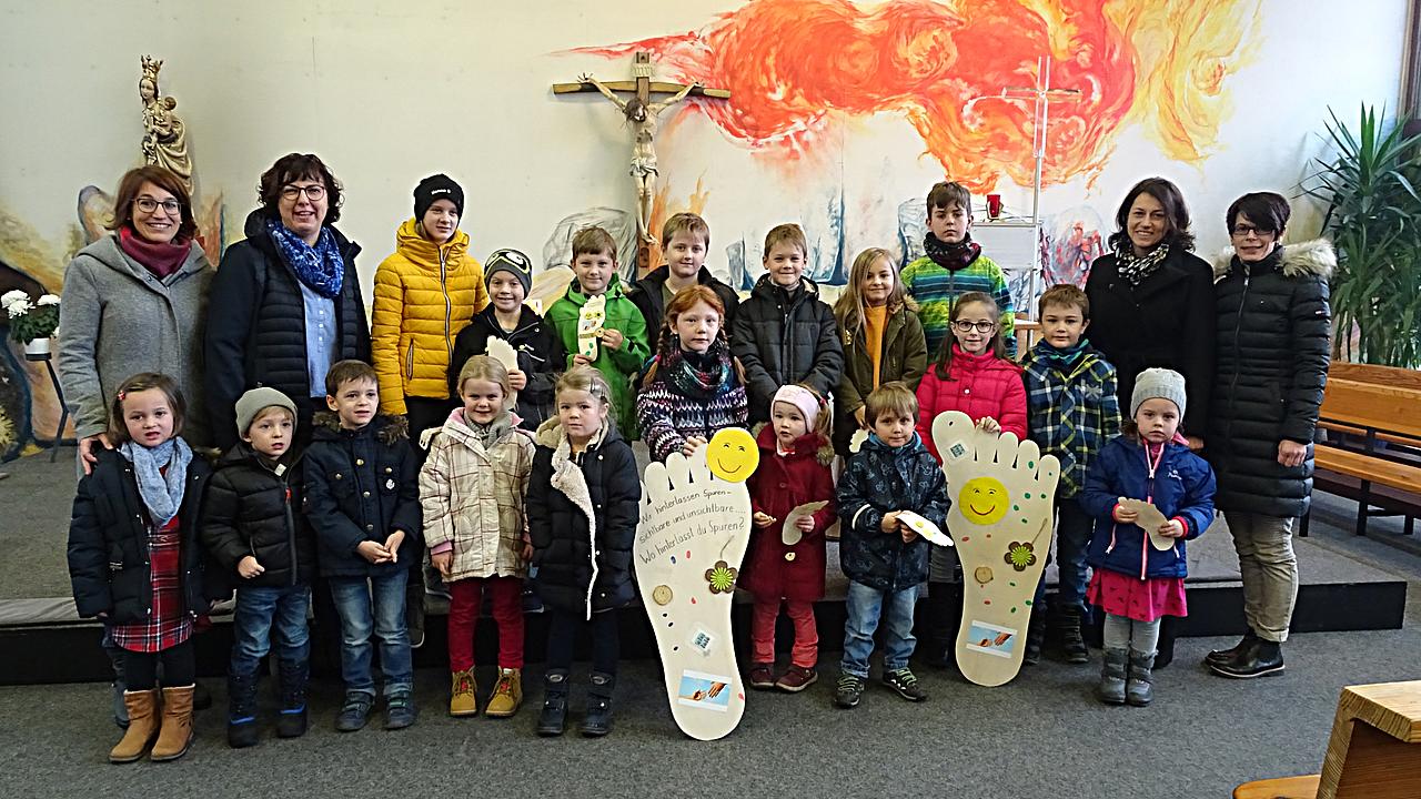 Kinder der Kinderkirche mit dem Vorbereitungsteam vor dem Altar in Holzheim