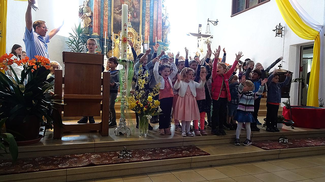 Kinder singen das "Halleluja" mit großer Begeisterung mit.