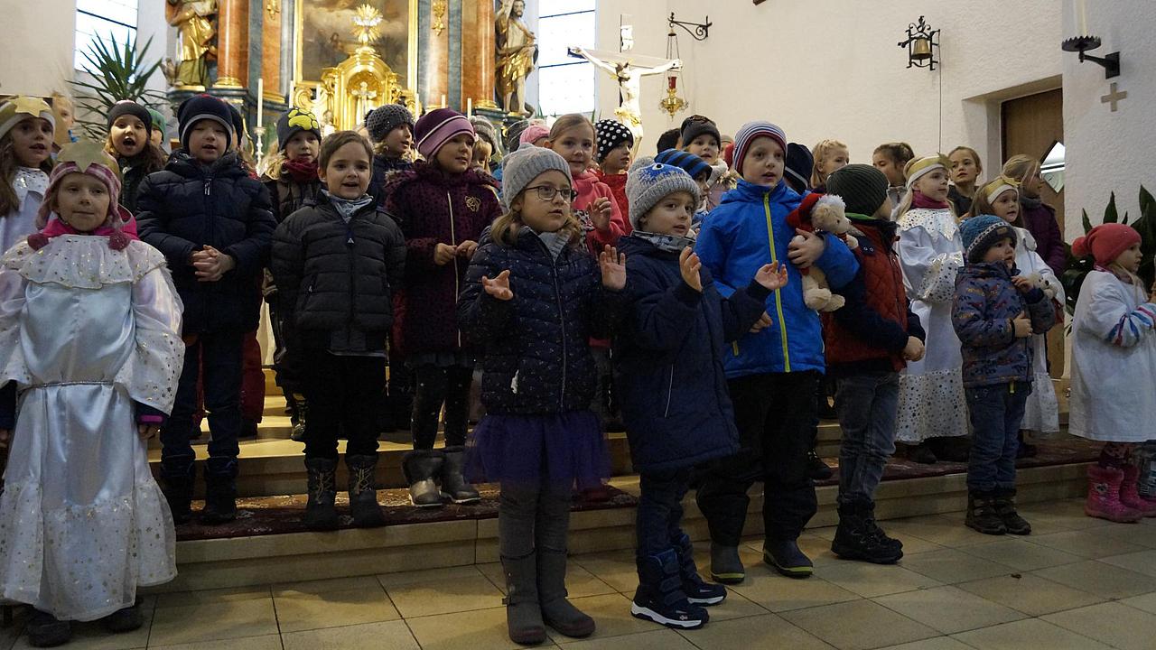 Kinderchor  und die Grundschule im Altarraum der Pfarrkirche St. Martin beim Adventskonzert