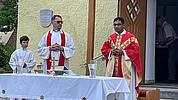 Pater Krzysztof Labak, CSsR, begrüßt Pfarrer Chinappa Reddy Allam beim Gottesdienst - Foto: Birgit Disler