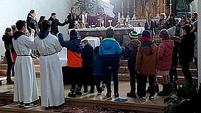 Kinder beten am Altar das "Vater unser! 